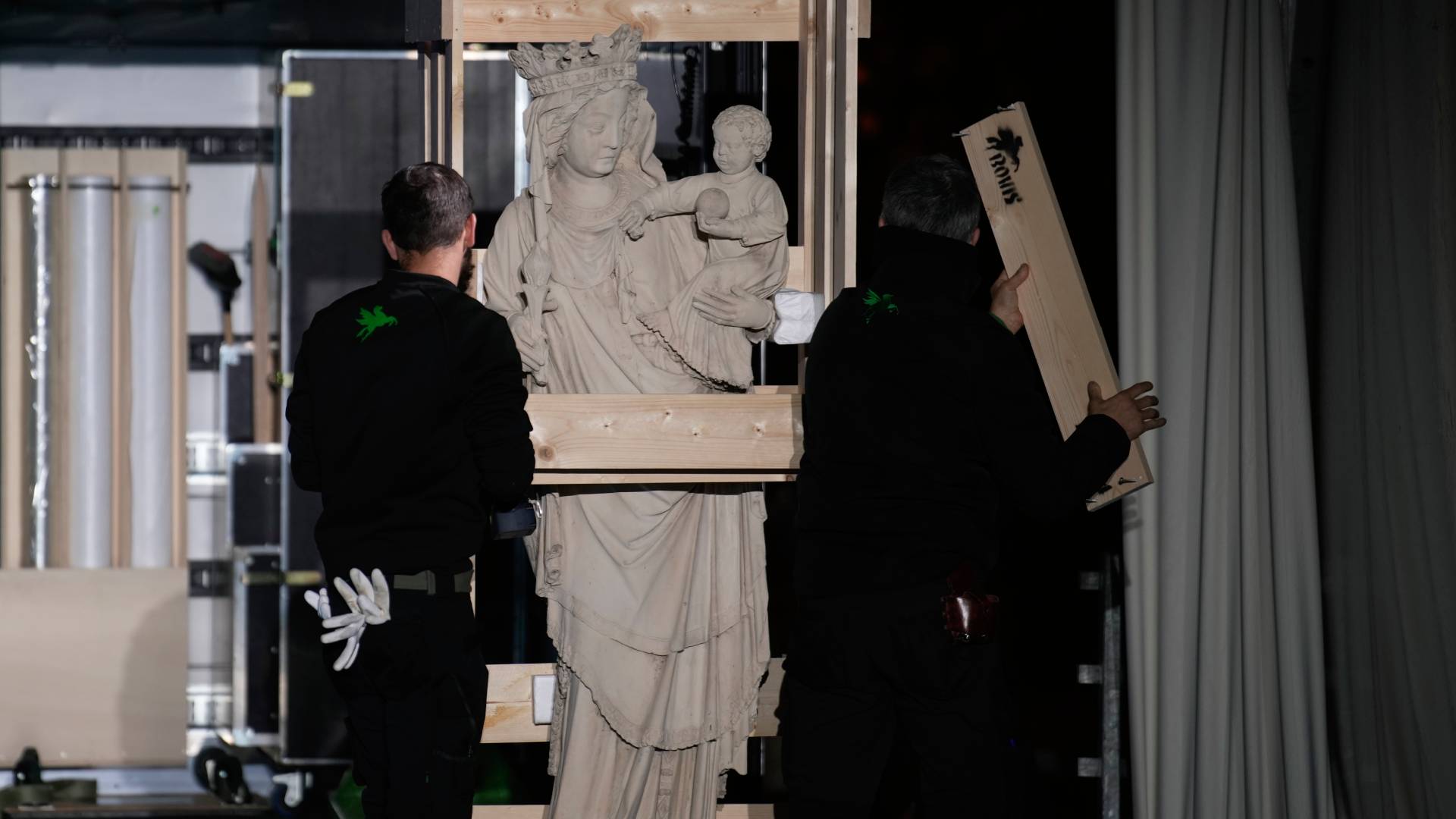 Μεγάλη λιτανεία στο Παρίσι: Το άγαλμα της Παναγίας επέστρεψε στη Νοτρ Νταμ-1