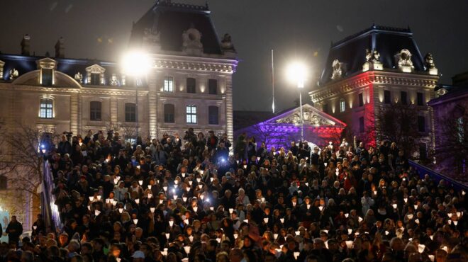 μεγάλη-λιτανεία-στο-παρίσι-το-άγαλμα-τ-563325748