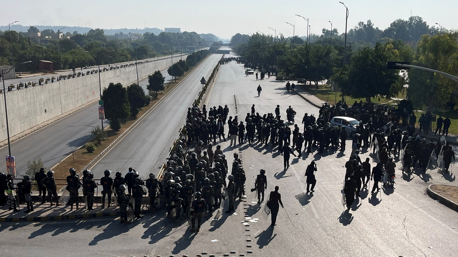Πακιστάν: Τέσσερις αστυνομικοί νεκροί από ταραχές των υποστηρικτών του Ιμράν Καν-1