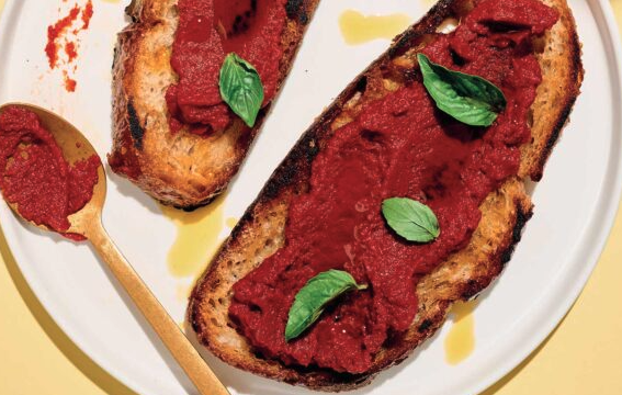 πελτές-ντομάτας-στην-κατσαρόλα-563304118