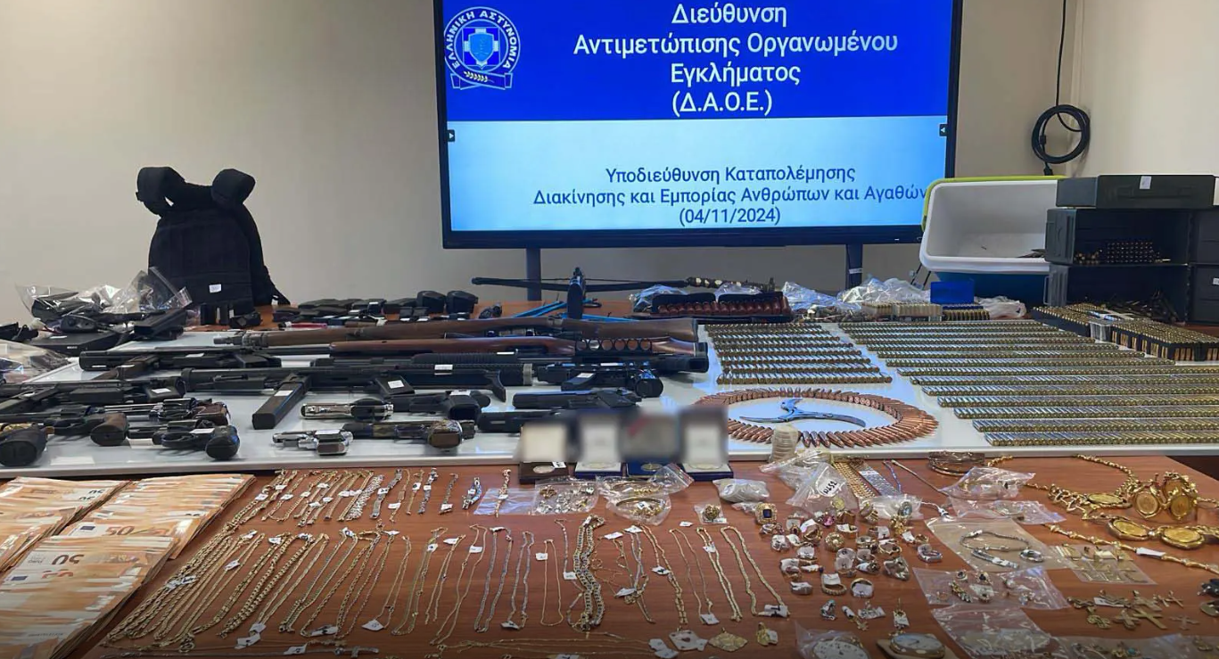 Δυτική Αττική: Εντοπίστηκε οπλοστάσιο και μεγάλες ποσότητες εκρηκτικών υλών – Πέντε συλλήψεις-1