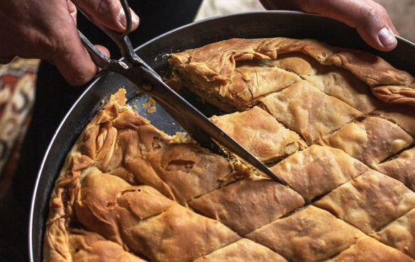 πρασοκιμαδόπιτα-με-βεροιώτικα-φύλλα-563329060