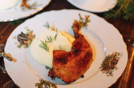 κόκορας-κονφί-με-πουρέ-πατάτας-και-σάλ-563347576