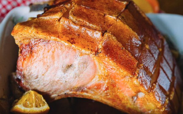 χοιρινό-καρέ-στον-φούρνο-με-πλούσια-σά-563347579