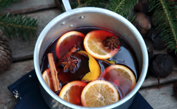 γλυκό-κρασί-με-πορτοκάλι-και-μπαχαρικ-563347585