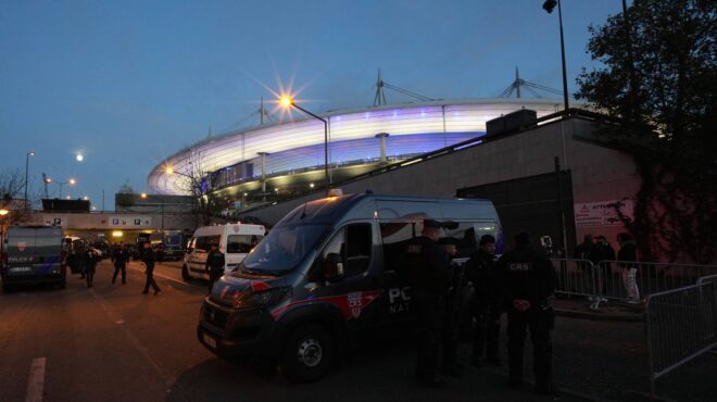 παρίσι-υπό-δρακόντεια-μέτρα-ασφαλεία-563323642