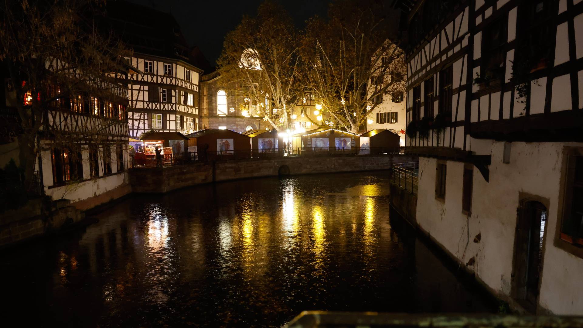 Μαγευτικές εικόνες: H χριστουγεννιάτικη αγορά του Στρασβούργου άνοιξε τις πύλες της-3