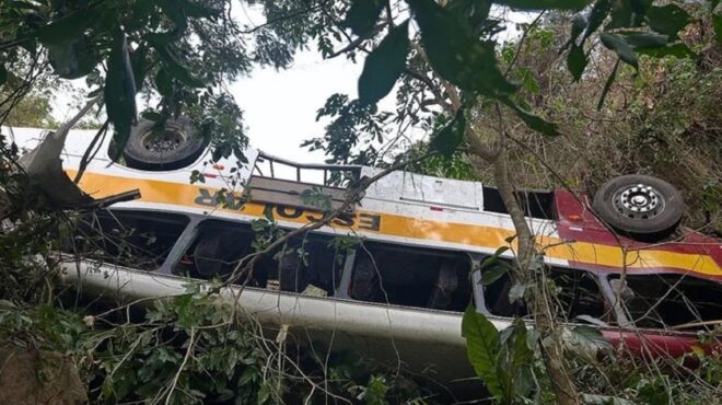 νότια-αμερική-πτώσεις-δύο-λεωφορείων-563338795