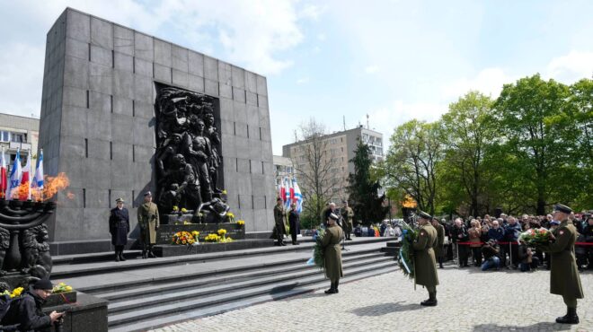 βαρσοβία-βανδάλισαν-το-μνημείο-της-εξ-563325556
