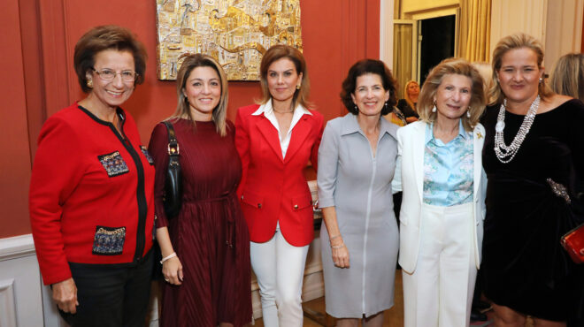 οι-γυναίκες-μαζί-και-μπροστά-καλωσορί-563303734