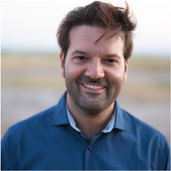 Εχει δίκιο ο δεξιός εξώστης που πανηγυρίζει;-2