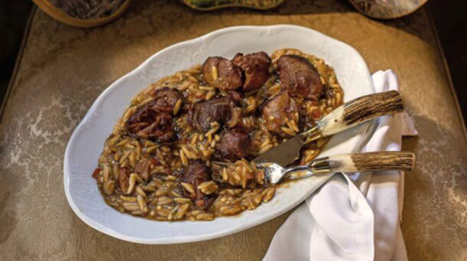 αγριογούρουνο-κρασάτο-με-χυλωμένο-κρ-563327536