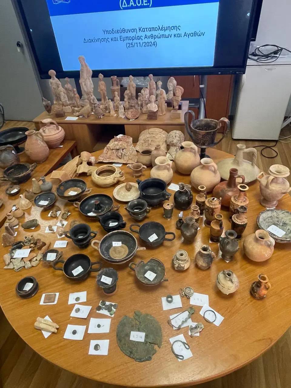 Αλιμος: Δύο συλλήψεις για 172 αρχαία αντικείμενα-2