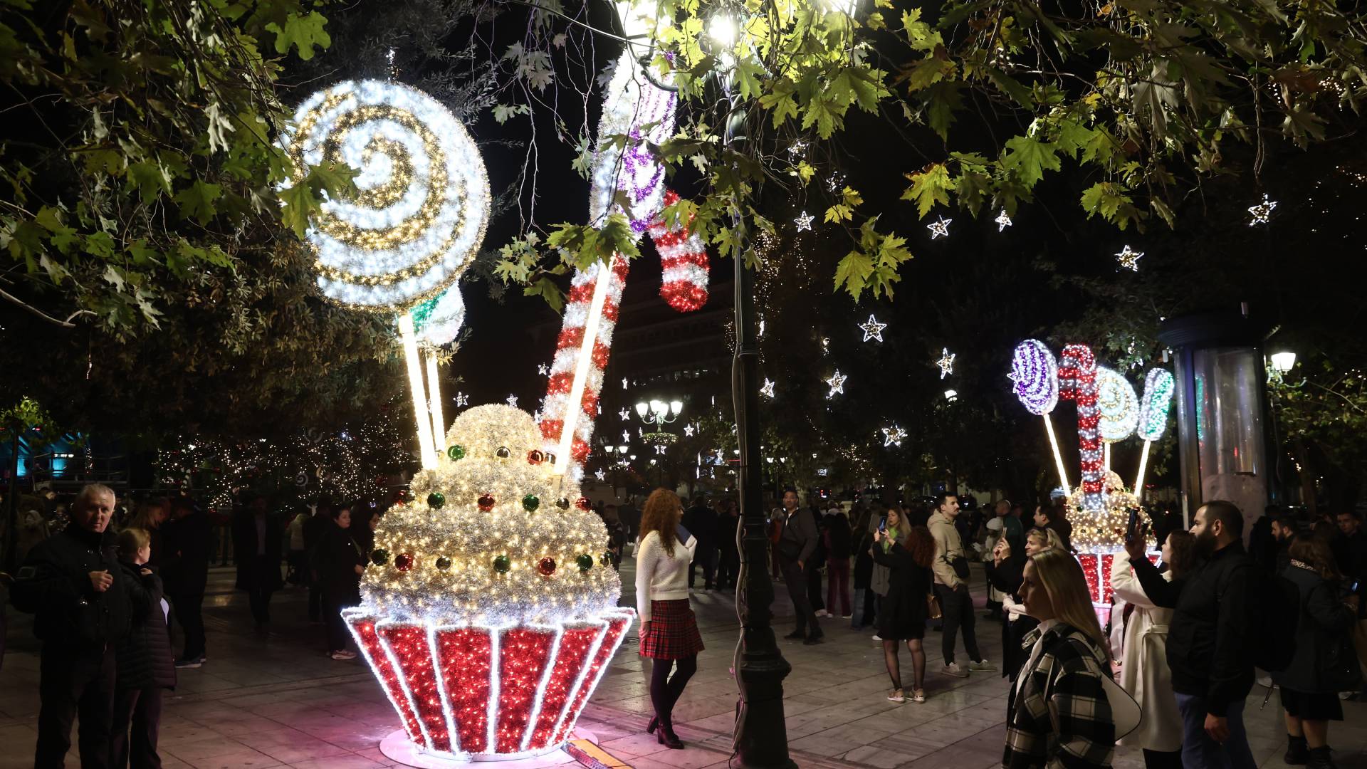 Αθήνα: Φωταγωγήθηκε το χριστουγεννιάτικο δέντρο – Η πόλη έβαλε τα γιορτινά της-2