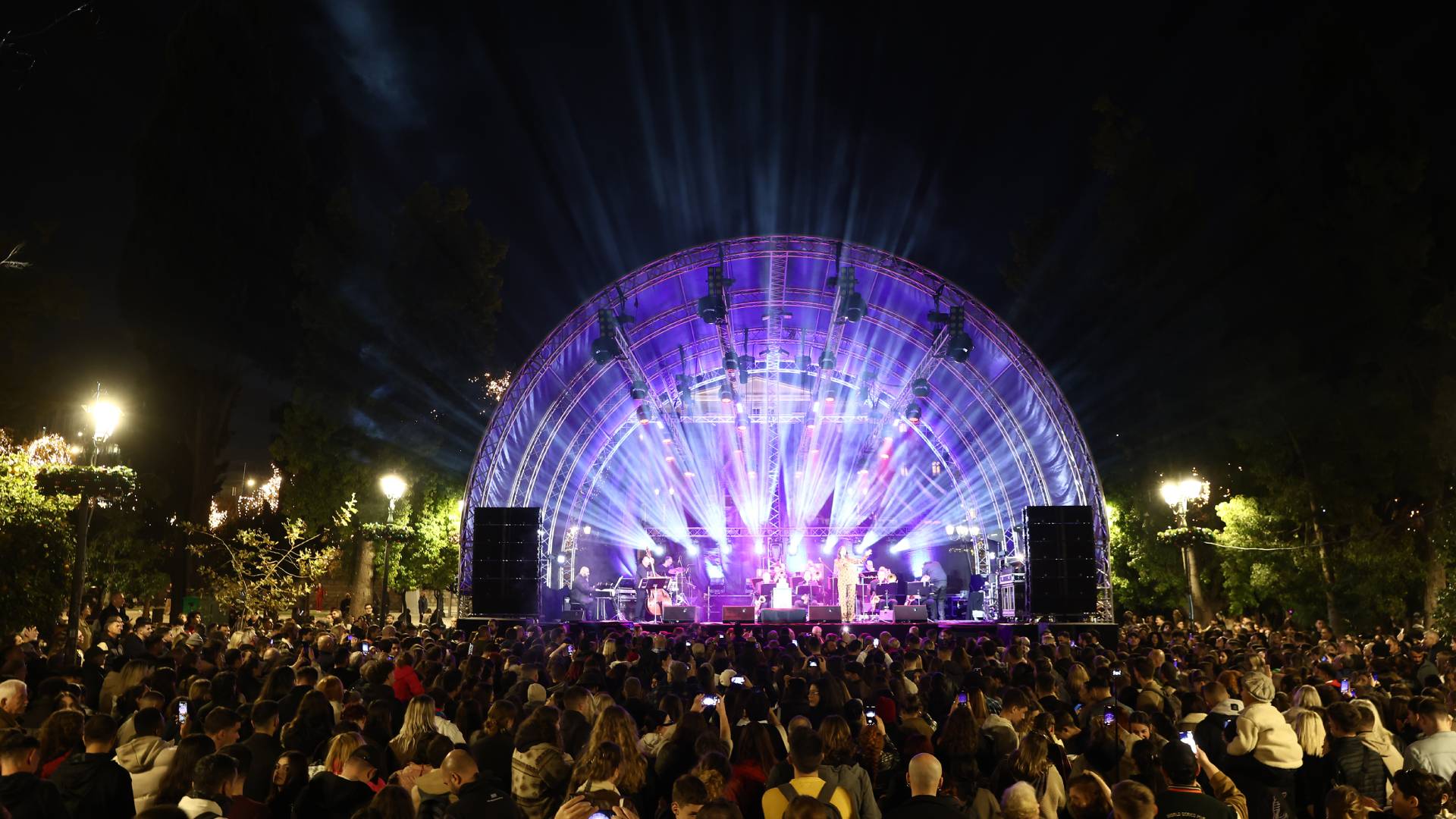 Αθήνα: Φωταγωγήθηκε το χριστουγεννιάτικο δέντρο – Η πόλη έβαλε τα γιορτινά της-3