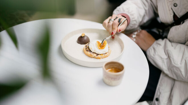 fcking-avit-ένα-φρέσκο-μπιστρό-ανάμεσα-στα-υφ-563331418