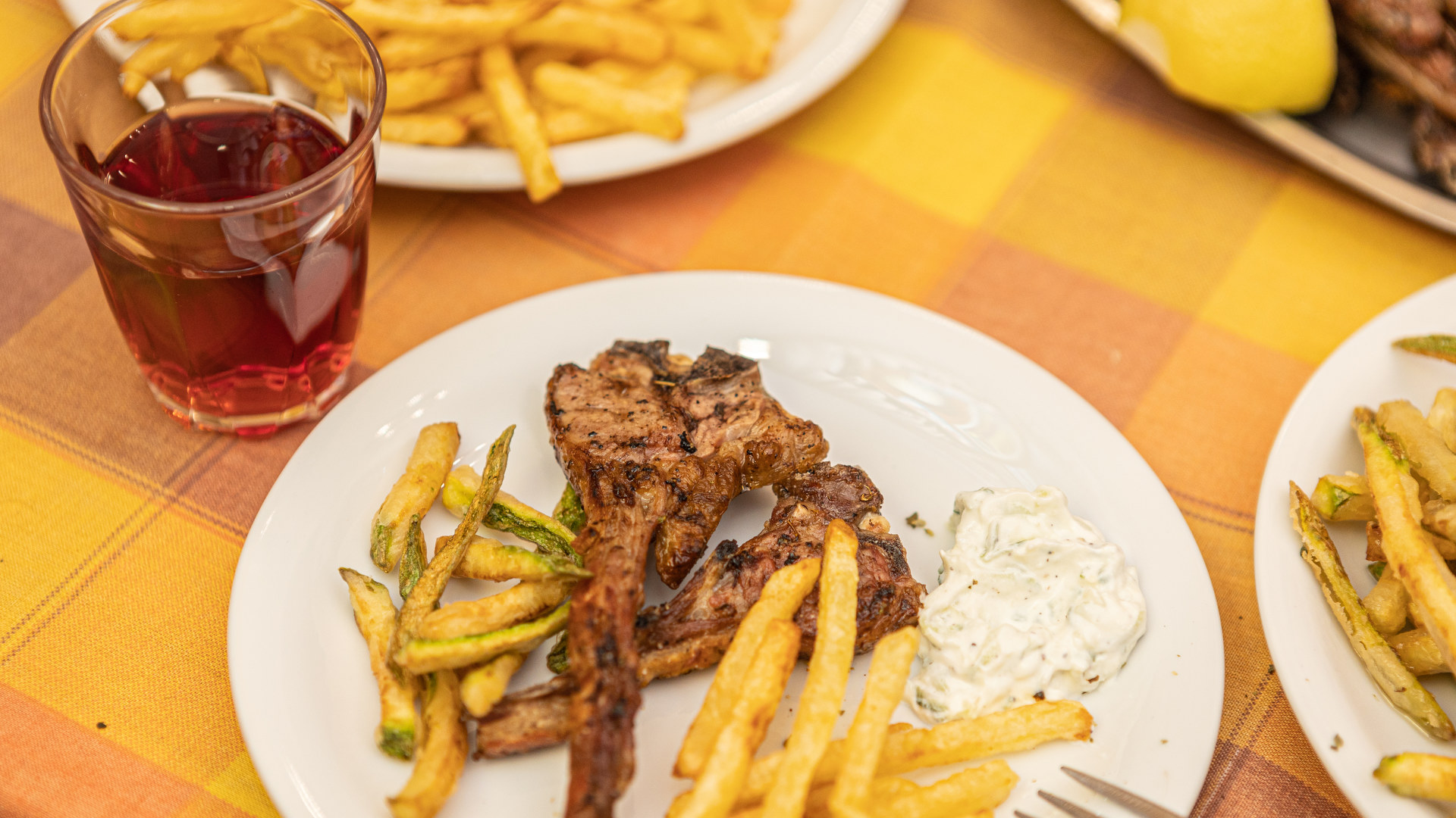 Σ’ αυτές τις 10 ιστορικές ταβέρνες της Αθήνας πρέπει να φας έστω μια φορά-8