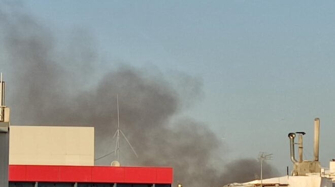 φάληρο-φωτιά-σε-υπαίθριο-χώρο-563342614