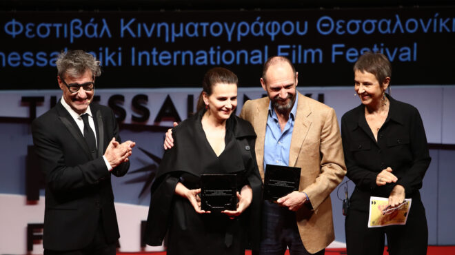 ζιλιέτ-μπινός-και-ρέιφ-φάινς-παρέλαβα-563303623