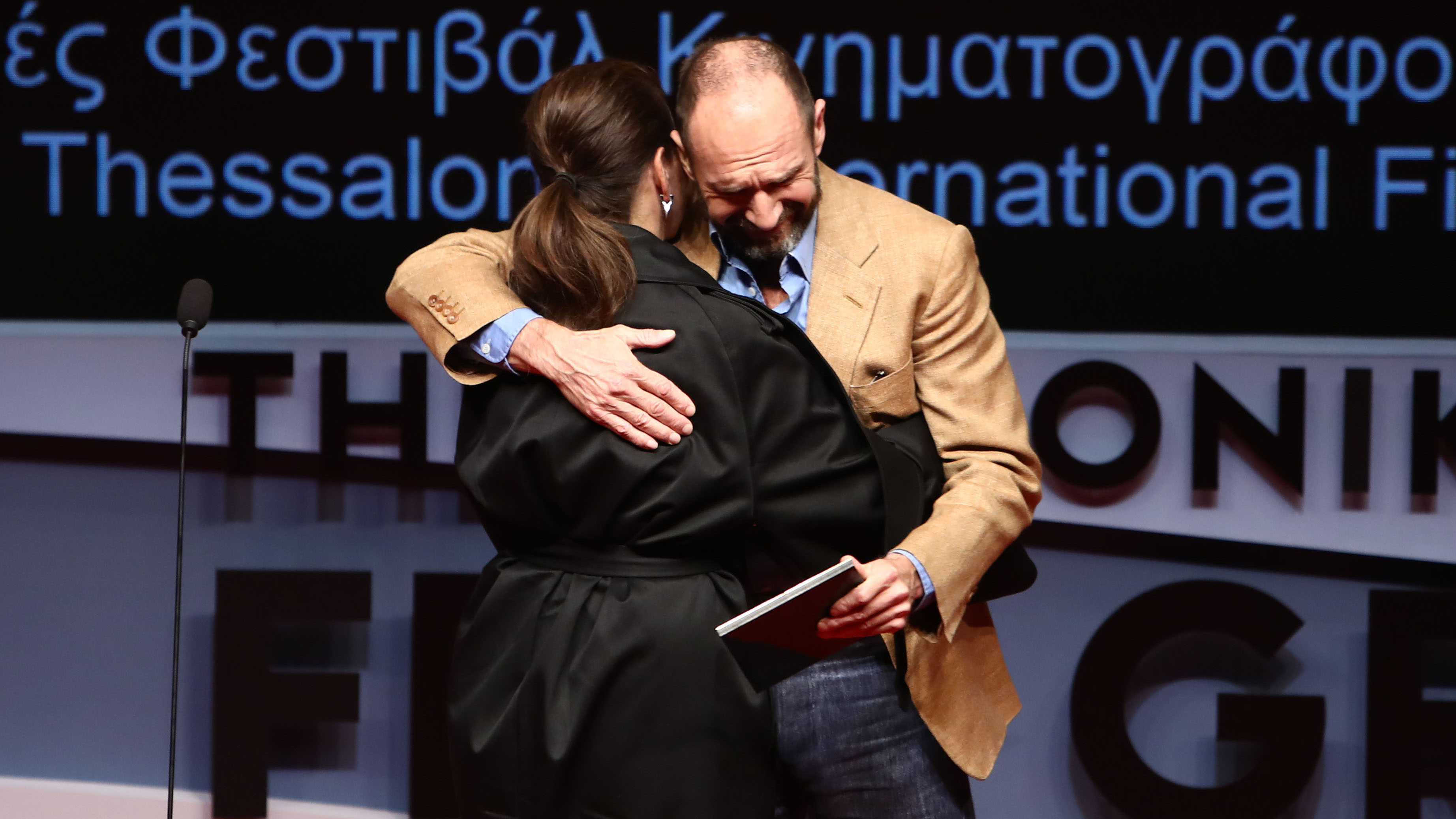 Ζιλιέτ Μπινός και Ρέιφ Φάινς παρέλαβαν συγκινημένοι τον τιμητικό Χρυσό Αλέξανδρο-2