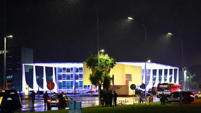 βραζιλία-aνδρας-ζωσμένος-εκρηκτικά-σκ-563322619