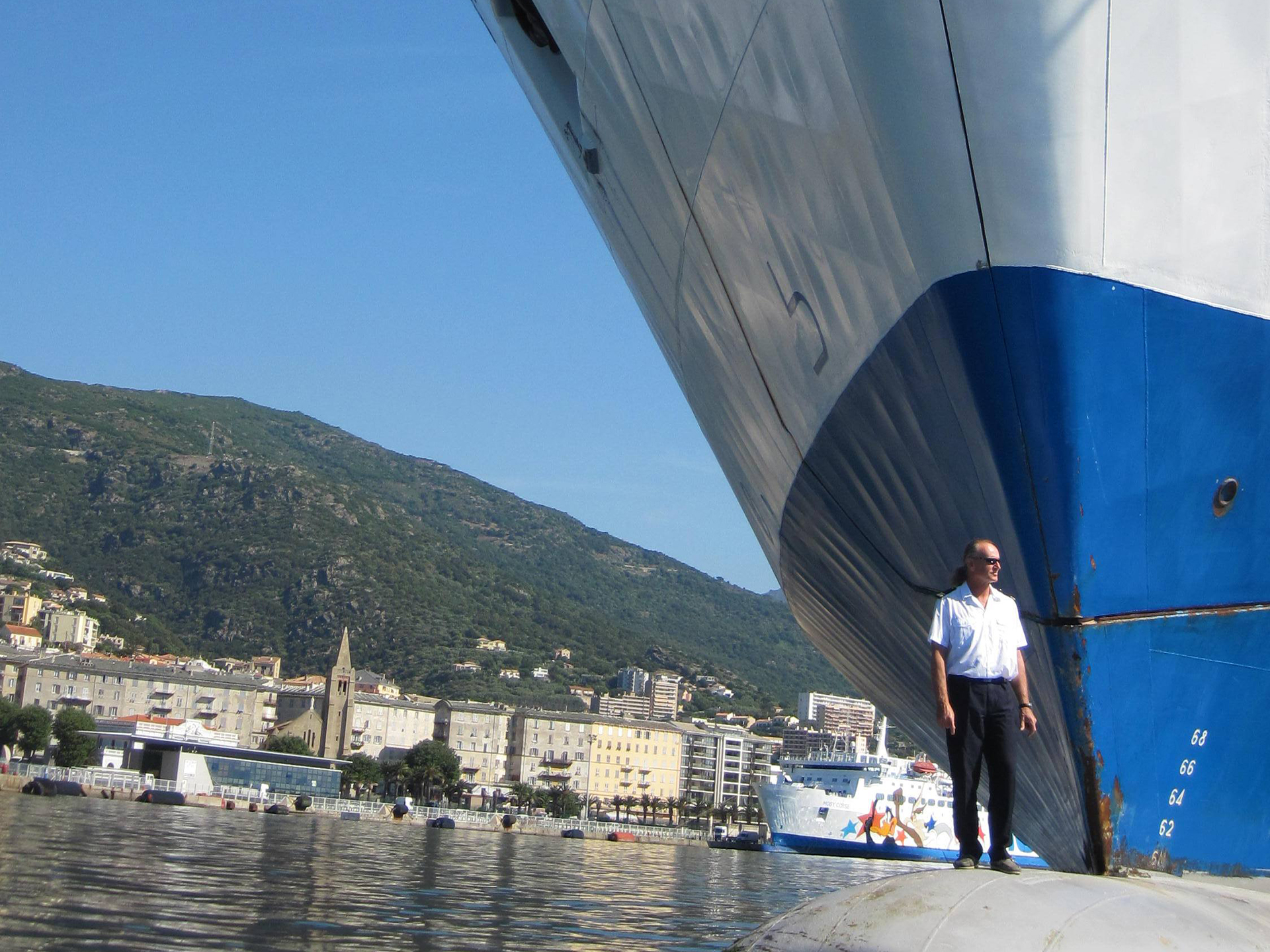 «Οι Ελληνες έχετε πολλά νησιά να προστατεύσετε» – Ο καπετάνιος που κυνηγά τα κρουαζιερόπλοια-1