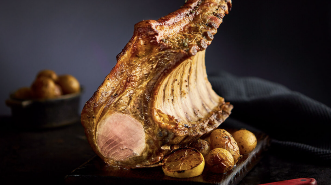 χοιρινό-καρέ-με-μπίρα-και-φασκόμηλο-563345293