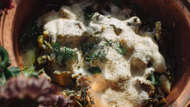 χοιρινό-πρασοσέλινο-με-χόρτα-και-μυρω-563306710