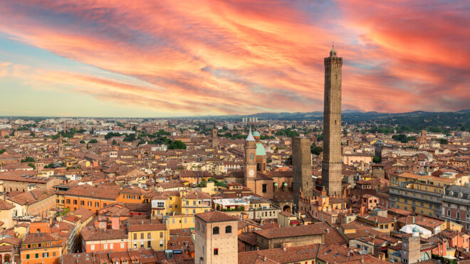 ενα-κομμάτι-κόκκινο-ύφασμα-563301619