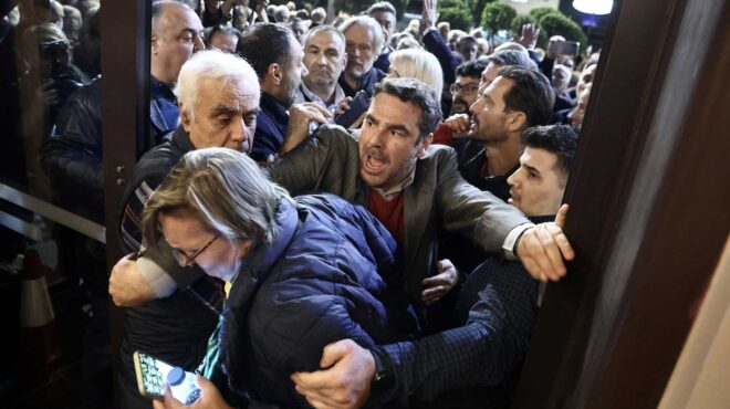 συριζα-διάλυση-στο-πεζοδρόμιο-563316445