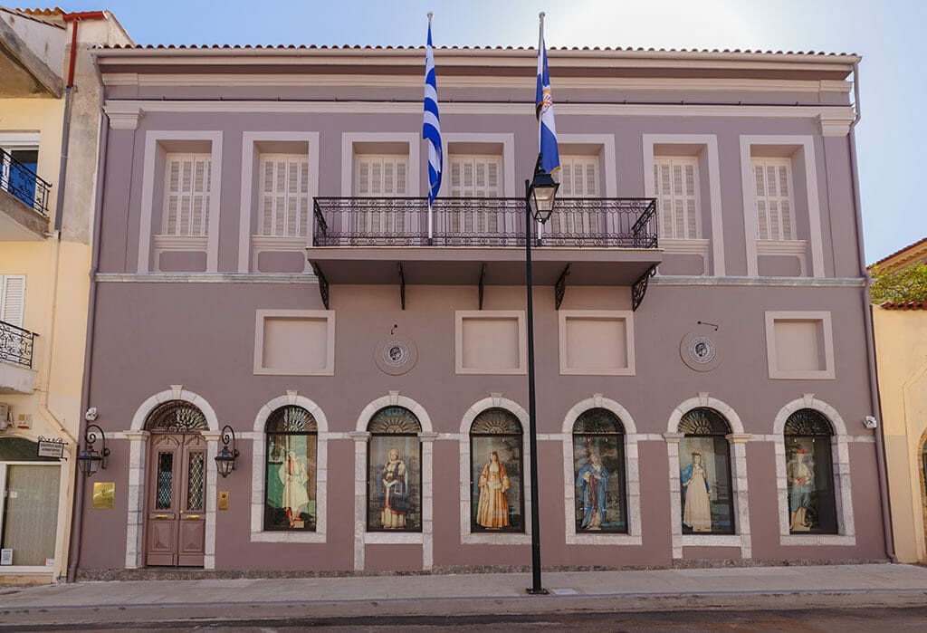 Η συλλογή «Βικτωρία Γ. Καρέλια» έκανε τις φορεσιές να μιλούν στην ψυχή μας-1