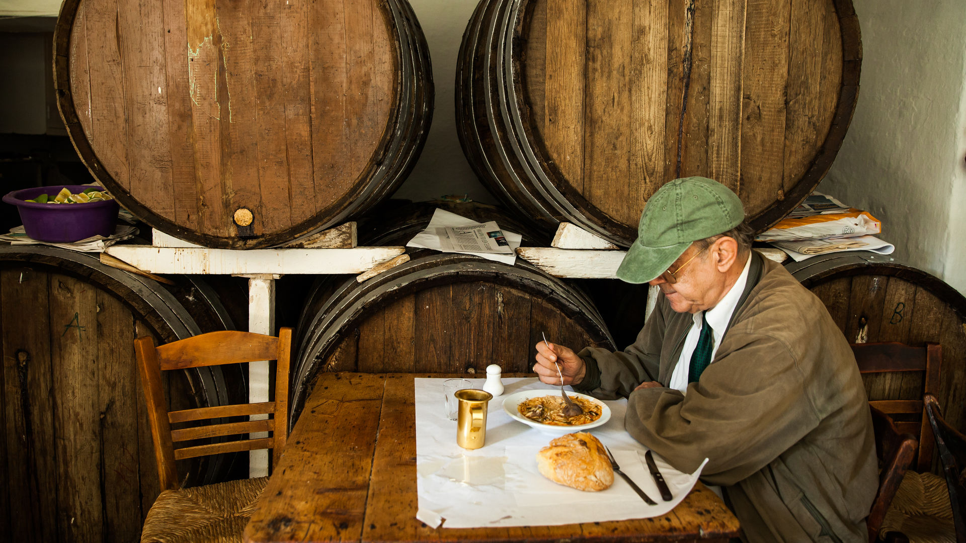 Σ’ αυτές τις 10 ιστορικές ταβέρνες της Αθήνας πρέπει να φας έστω μια φορά-11