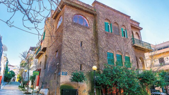 μια-παρέα-στο-παγκράτι-του-1970-563325766