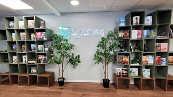 γραμμή-παραγωγής-βιβλίων-με-αι-563345104