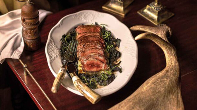 ελάφι-ψητό-με-σελινόριζα-και-μανιτάρι-563350147