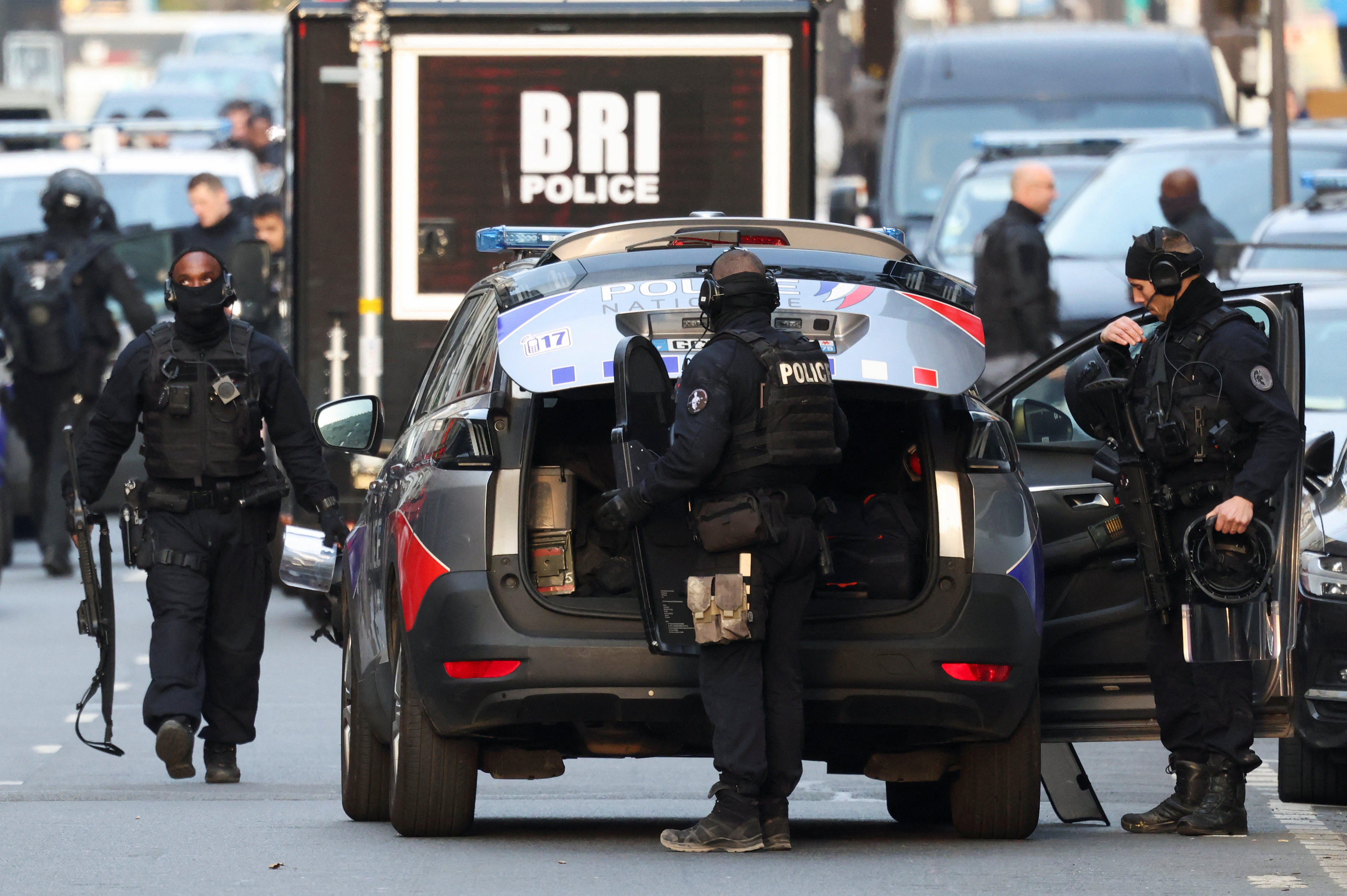 Εληξε ομηρία σε πιτσαρία στο Παρίσι – Συνελήφθη ένοπλος άνδρας-2