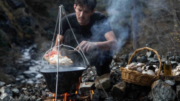 βάλια-κίρνα-μαγειρεύοντας-άγρια-μανι-563327923