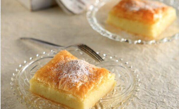 ένα-ταψίον-μπογάτσας-αχνιζούσης-και-μ-563328427