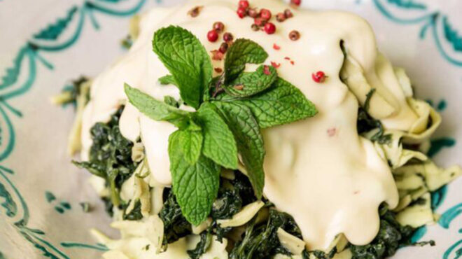 γέμιση-σπανακόπιτας-με-σπασμένα-λαζά-563307193