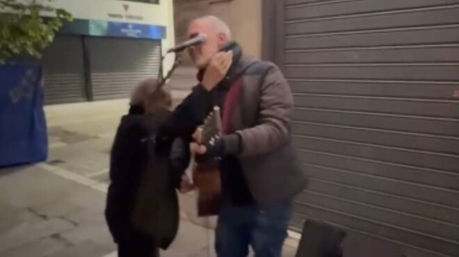 η-ανάρτηση-του-πλανόδιου-μουσικού-για-563319625