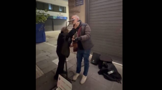 σταύρος-ξαρχάκος-η-αγκαλιά-σε-πλανόδι-563319016