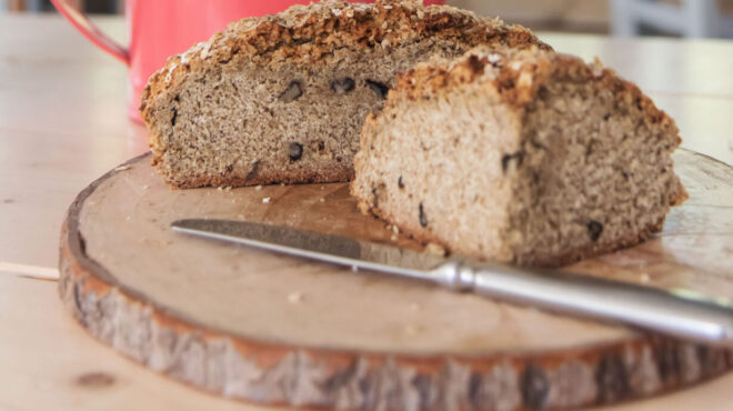 ιρλανδέζικο-ψωμί-σόδας-με-βρώμη-563303419