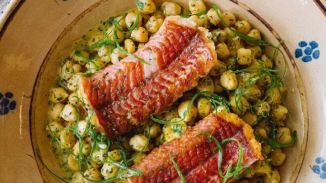 χέλι-καπνιστό-με-σαλάτα-από-ρεβύθια-μυ-563328235