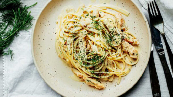 κοτόπουλο-με-λινγκουίνι-και-σάλτσα-μο-563330965