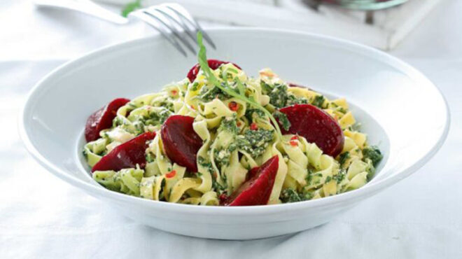 μακαρονάδα-με-παντζάρια-και-πέστο-ρόκ-563320777