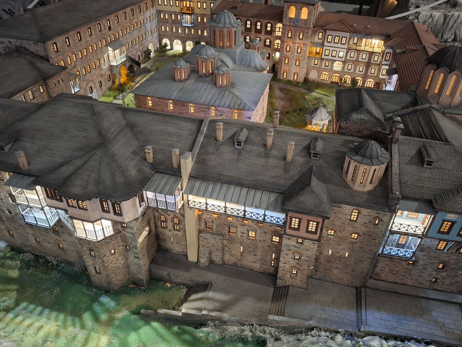 Ολη η Ελλάδα σε μια γωνιά της Φαβιέρου-3