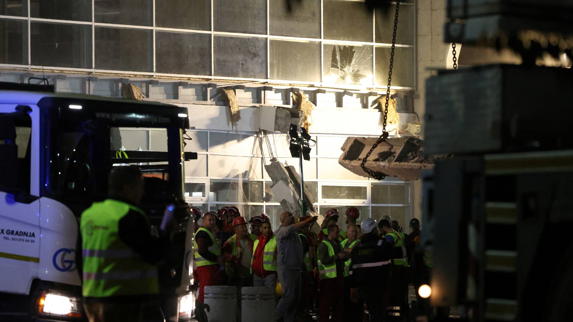 Σερβία: Η στιγμή της κατάρρευσης της στέγης στον σταθμό – Τους 14 έφτασαν οι νεκροί-2