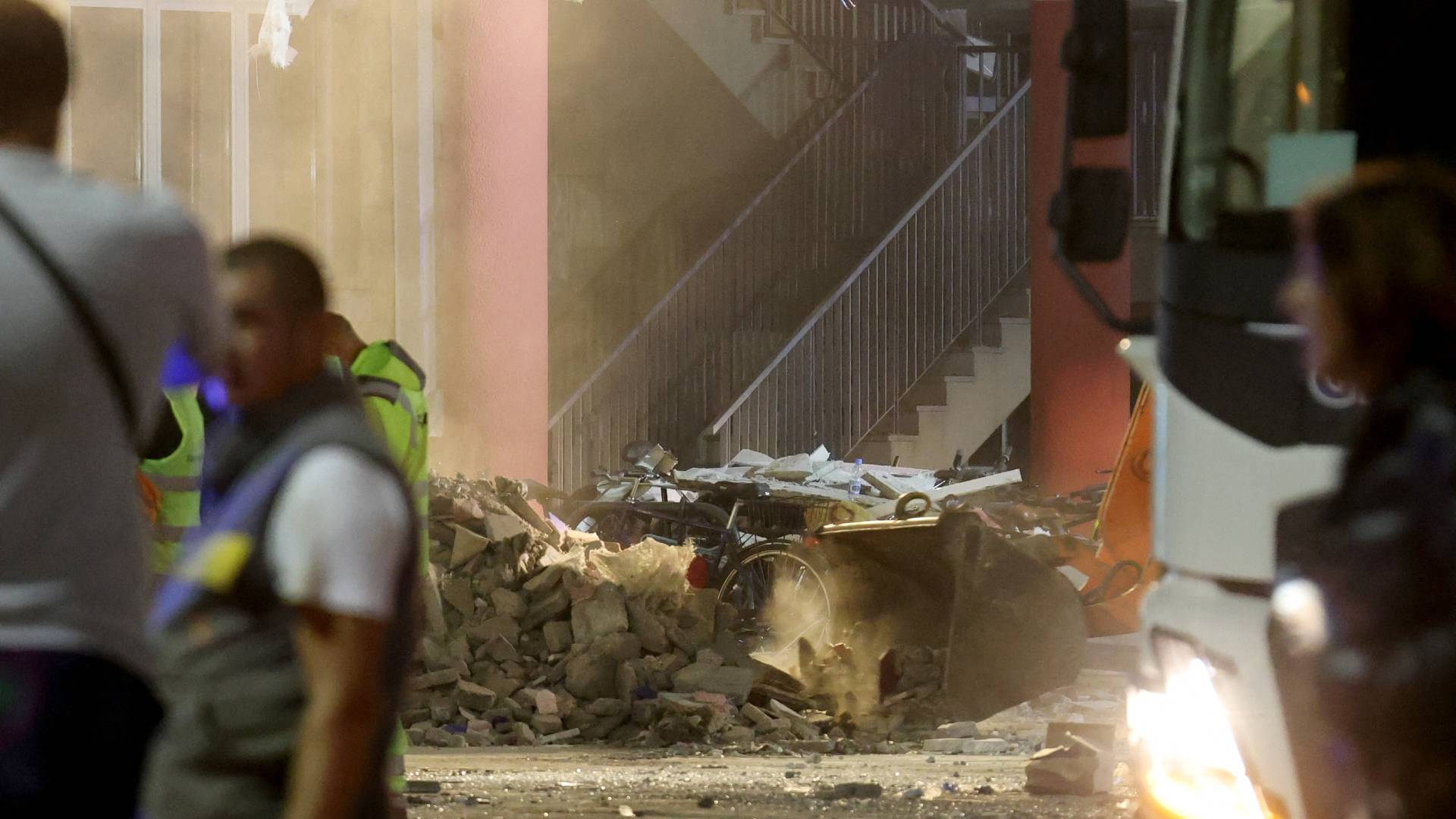 Σερβία: Η στιγμή της κατάρρευσης της στέγης στον σταθμό – Τους 14 έφτασαν οι νεκροί-1