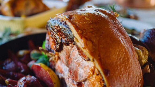 χοιρινό-μπούτι-ολόκληρο-στον-φούρνο-μ-563337919