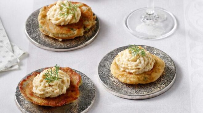 πατατοπιτάκια-με-σαλάτα-από-αυγά-ρέγκ-563328334